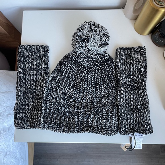 NWT Rebecca Minkoff Beanie Tuque Hat and ArmWarmer Gloves Set - Picture 4 of 4